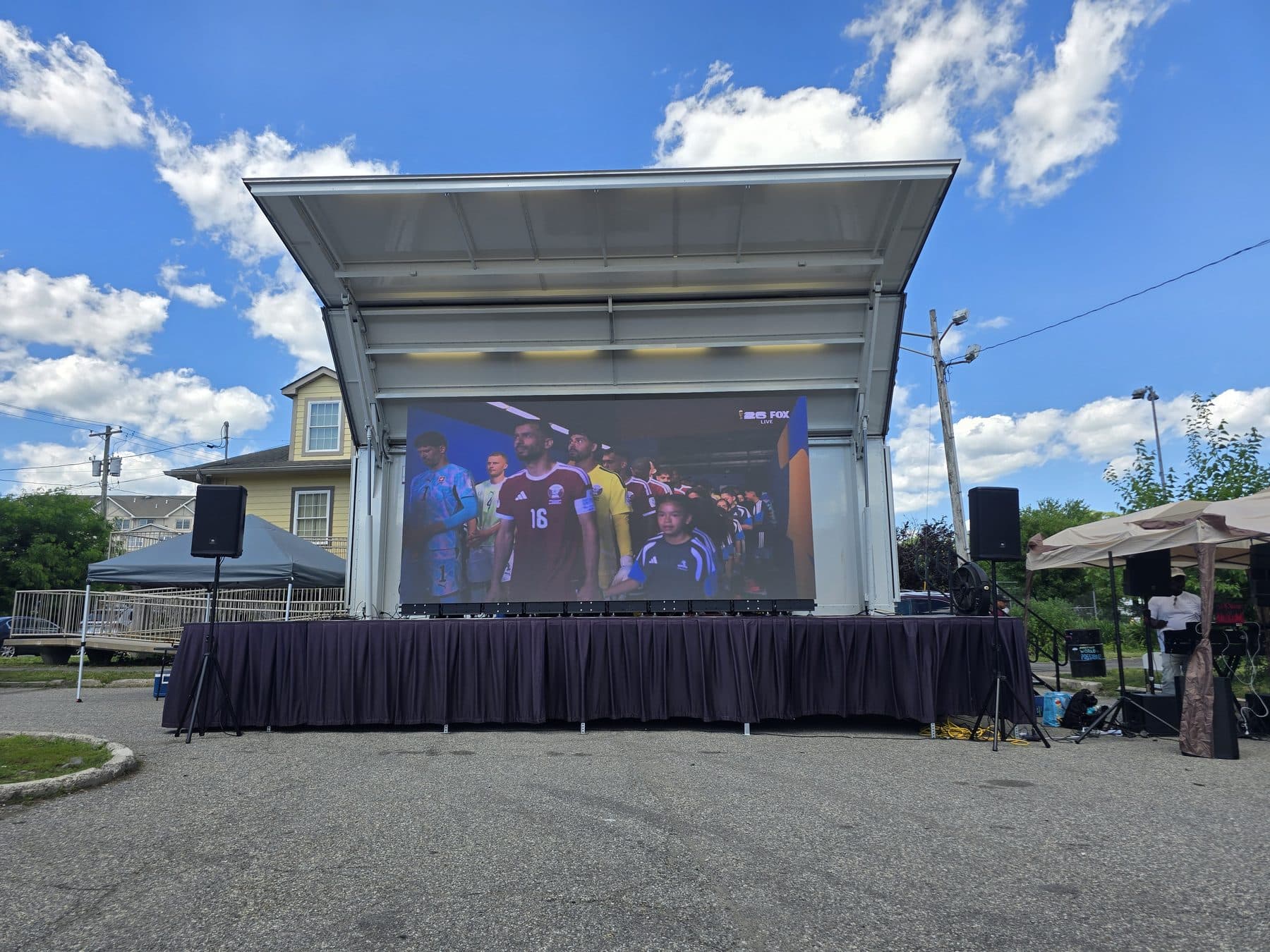 Mobile LED wall in daylight